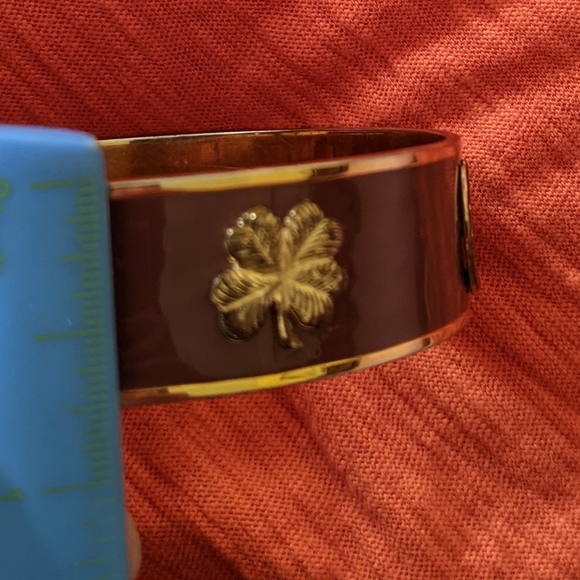 Gold/brown bangle w/ horse shoes & 4 leaf clovers - Picture 5 of 5